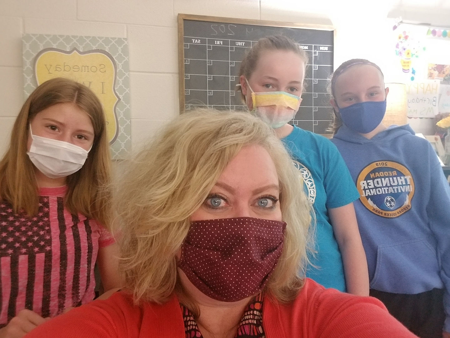 Magnor selfie w/ students